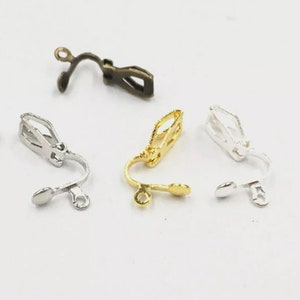 Puede incluir: Cuatro clips para pendientes en diferentes acabados: dorado, plateado y bronce. Cada clip tiene un gancho y una pequeña pieza redonda en el extremo.