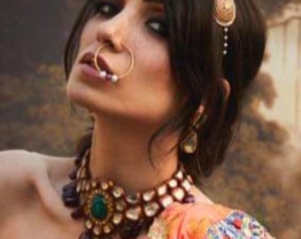 Anillo de nariz indio nath, aros de perlas rojas granates sabyasachi chapado en oro Adaa Joyas de diseño pakistaní joyería nupcial nathni anillo de nariz aro