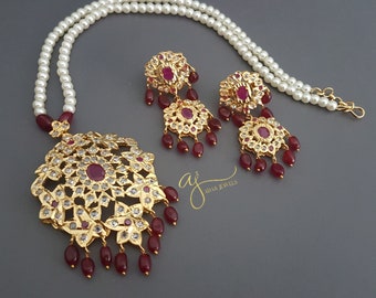 Indian tika tikka  gold emerald pearls Hyderabadi head jewellery adaa jewels maang tikka bridal nizam jewels pakistanis designer jewellery