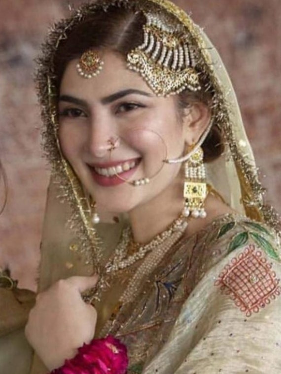 Traditional Woman Bridal Nose ring Nath Pakistani Bollywood red beige Jewellery 