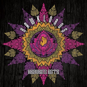 Może przedstawiać: Kolorowy wzór mandali z napisami "Hawk Lords" i "Heaven's Gate" w białym kolorze. Mandala składa się ze skomplikowanych wzorów w odcieniach różowego, fioletowego, żółtego i zielonego.