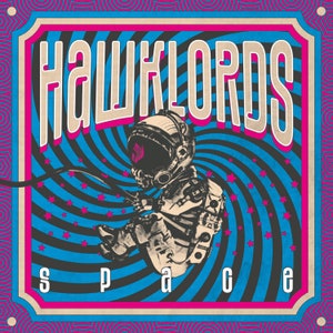 Może przedstawiać: Plakat w stylu retro z wirującym niebieskim i czarnym tłem. Plakat zawiera tekst "HAWKLORDS SPACE" w różowych i białych literach. Kreskówkowy astronauta w białym skafandrze kosmicznym unosi się w środku plakatu.