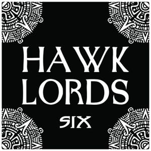 Może przedstawiać: Czarno-biały projekt graficzny z tekstem "HAWK LORDS SIX" w pogrubionym kroju pisma bezszeryfowego. Projekt zawiera skomplikowane, stylizowane wzory w rogach.