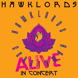 Może przedstawiać: Plakat koncertowy z fioletowym i różowym kwiatem lotosu z ręką w środku. Tekst "Hawkwind" znajduje się w kółku wokół kwiatu. Tekst "Alive" jest w różowym i fioletowym kolorze z efektem grunge. Tekst "In Concert" znajduje się pod kwiatem.