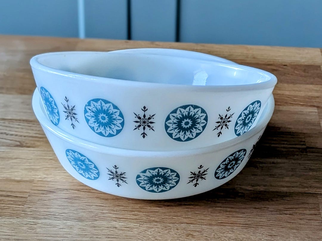 Vintage JAJ Pyrex Bowls Set of 2 Winter Star Pattern - Etsy