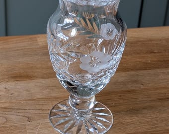 ヴィンテージのエッチングガラスの脚付き花瓶 - Etsy 日本