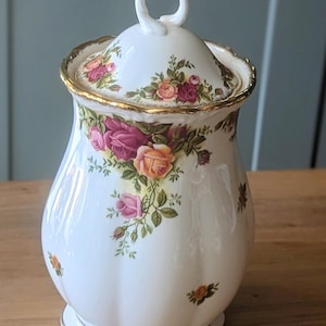 Royal Albert Old Country Roses Vase with lid 8&quot;