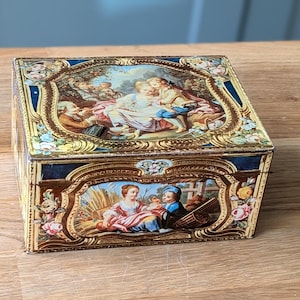 Puede incluir: Un juego de tres tazas de cerámica con un acabado mate moteado. Las tazas son de color crema, gris claro y gris oscuro. Cada taza tiene un diseño simple y minimalista y un asa redondeada. Las tazas están apiladas.