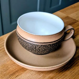 Taza y platillo de gres Denby Cotswold