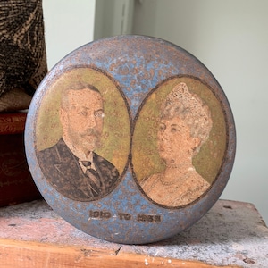 Vintage Royal Memorabilia Huntley & Palmers tin in celebration of H.M. George V Silver Jubilee