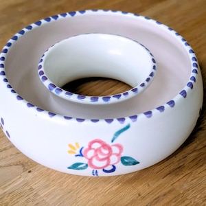 "Posy Ring Vase ""Posy"" von Poole Pottery."
