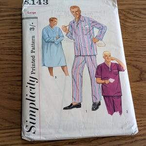 Puede incluir: Un sobre de patrón de costura Simplicity 6143 para ropa de dormir en talla Large. El frente presenta ilustraciones de tres conjuntos: un camisón azul claro, un pijama a rayas rojas y azules con camisa abotonada y un pijama morado liso.