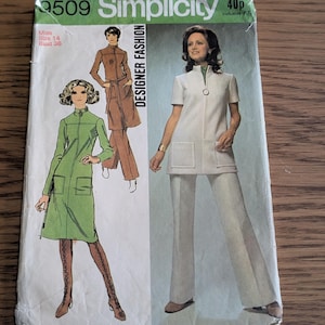 Könnte beinhalten: Eine Simplicity 9509 Schnittmusterhülle mit Illustrationen von drei Outfits: einem grünen knielangen Kleid, einer braunen langärmeligen Tunika mit passender Hose und einer weißen kurzärmeligen Tunika mit weiter Hose. Der Text lautet 9509, Simplicity, 40p, Miss Size 14, Bust 36 und DESIGNER FASHION.