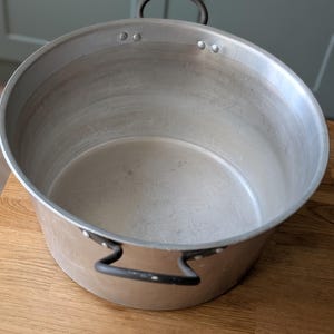 Peut inclure: Un ensemble de trois bols gigognes en céramique de tailles graduées. Les bols sont blancs avec une finition texturée et mouchetée. Le plus grand bol mesure environ 15 cm de diamètre, le bol moyen 13 cm et le plus petit 10 cm.