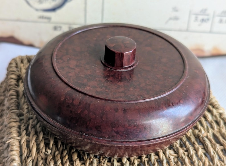 Divers articles en bakélite 2. Lidded Box