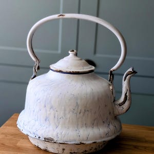 Grande bouilloire ancienne en émail à motif moucheté