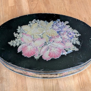 Lata vintage con relieve floral