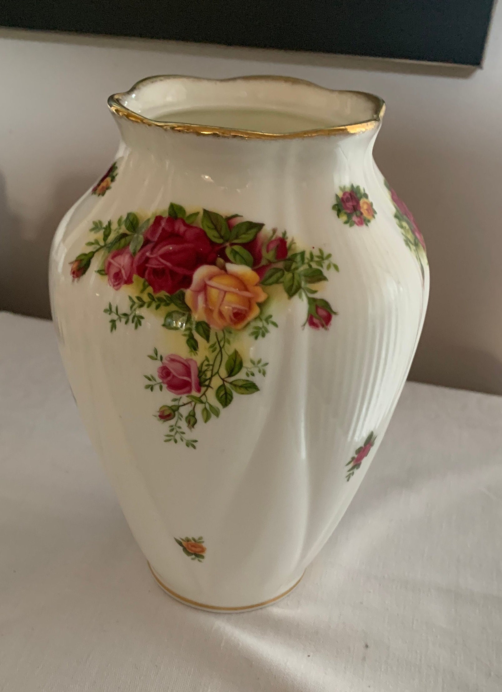 Royal Albert Old Country Roses 6-1/2-Inch Montrose Small Flower Vase 