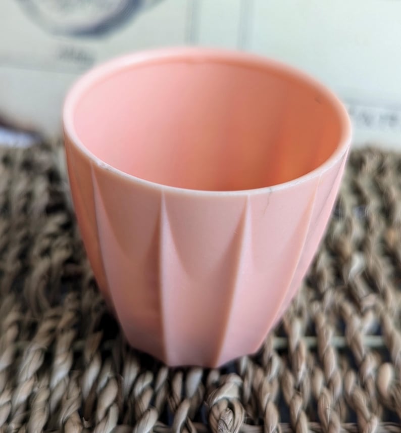 Divers articles en bakélite 3. Egg cup