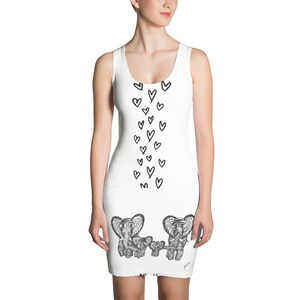 Puede incluir: Vestido blanco sin mangas con un gráfico de una familia de elefantes en blanco y negro y un patrón de corazones negros en el centro. El vestido tiene un escote redondo y una silueta ajustada.