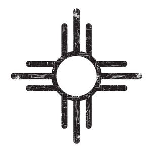 Pode incluir: Desenho desgastado em preto e branco de um s&iacute;mbolo nativo americano, o s&iacute;mbolo do Sol, tamb&eacute;m conhecido como o s&iacute;mbolo Zia.