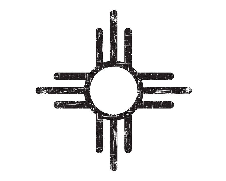 Pode incluir: Desenho desgastado em preto e branco de um s&iacute;mbolo nativo americano, o s&iacute;mbolo do Sol, tamb&eacute;m conhecido como o s&iacute;mbolo Zia.