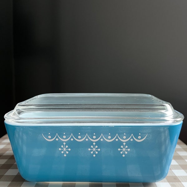 Vintage Pyrex Blue with White Snow Garland 1-1/2 Pint Refrigerator Dish