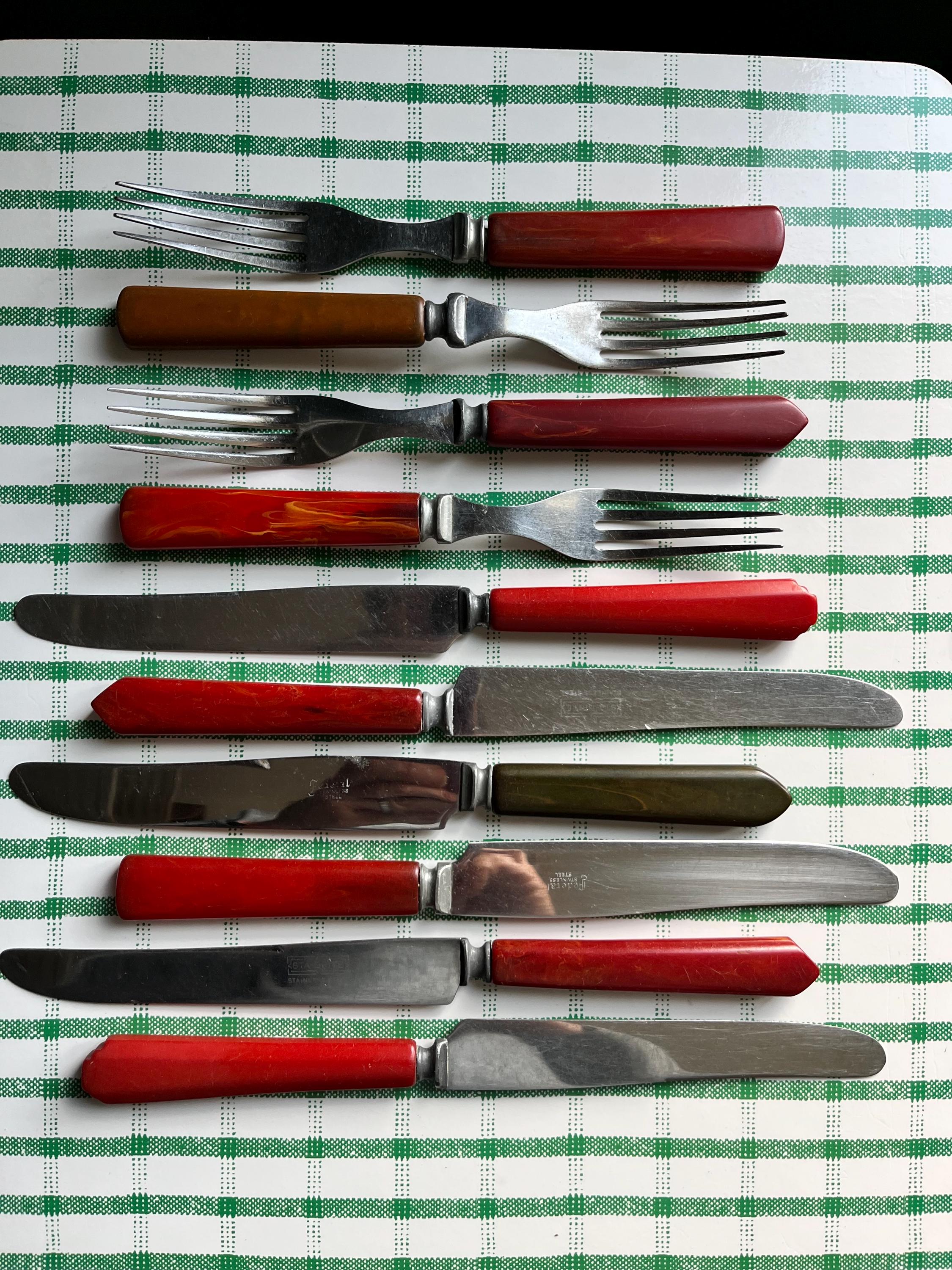 Butterscotch Bakélite knife and fork set. Glo-Hill. Stainless steel