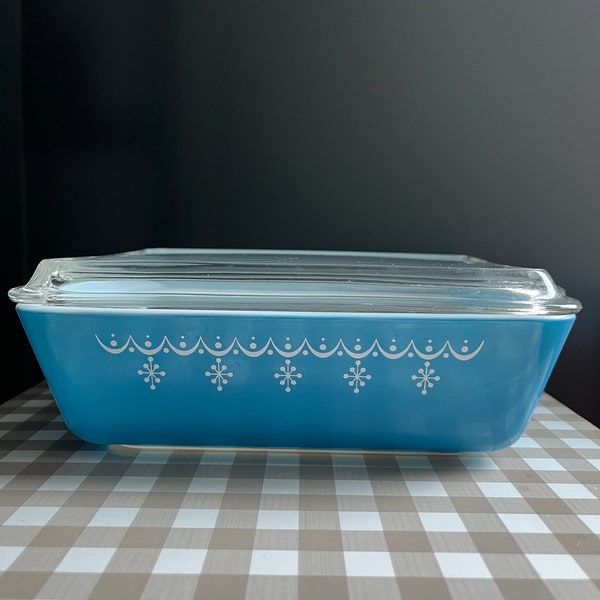 Vintage Pyrex Blue with White Snow Garland 1-1/2 Quart Refrigerator Dish