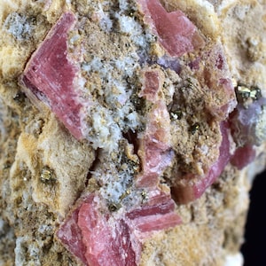 3.8cms RHODOCHROSITE FLUORITE PYRITE Galena Quartz Crystal Rhombohedral Wuzhou Guangxi China Mineral Specimen R779