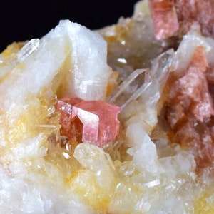 4.4cms RHODOCHROSITE RHOMBOHEDRAL QUARTZ Premium Miniature Crystals Huayllapon Pasto Bueno Mine Peru Collector Mineral Specimen R388