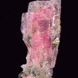 1.5cms PINK RHODONITE CRYSTALS Quartz Pyrite Miniature Peru Bright Chiurucu Mine Mineral Specimen R636