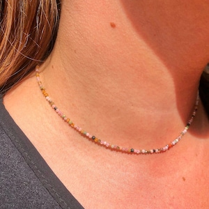 Collier avec petites pierres précieuses