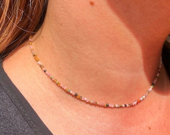 Collier avec petites pierres précieuses