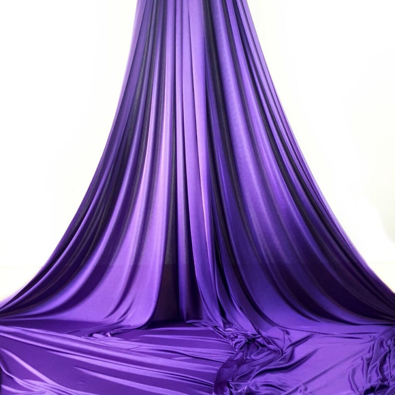 Tissus aériens sur scène pour les performances Purple