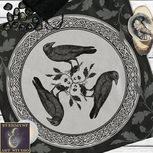Pode incluir: Um pano de tecido preto e cinza claro com uma borda circular de nó celta envolvendo três corvos pretos dispostos em torno de um grupo central de folhas de carvalho e bolotas. O design é impresso num fundo escuro com motivos de folhas.