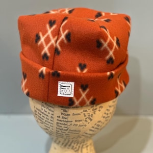 Cappello in pile arancione con parte superiore a scatola