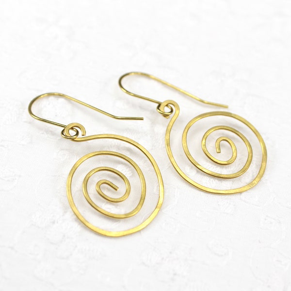 Brass spiral earrings/hammered wirework/yellow brass wire/lightweight/casual wear/everyday jewelry/boho style/gift for her/dangle