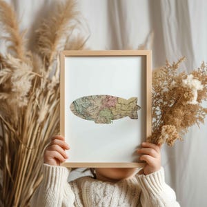 Affiche ballon dirigeable vintage avec carte du monde ancienne | Illustration rêveuse pour chambre d’enfant | Décor voyage bébé