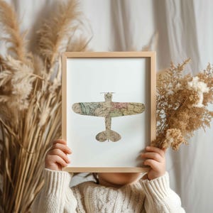 Affiche avion biplan vintage DH4 avec carte du monde | Art mural rétro pour chambre de bébé ou d'enfant | Illustration aérienne thème voyage