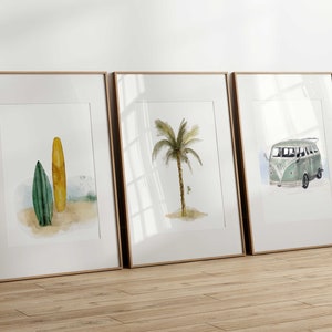 Peut inclure: Trois illustrations à l'aquarelle encadrées : une planche de surf jaune et verte, un palmier et un van vintage vert.