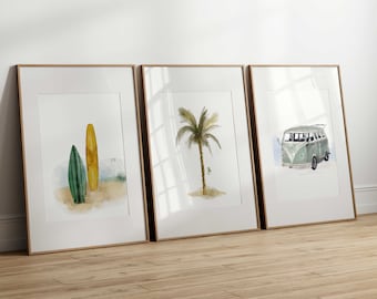 Puede incluir: Tres ilustraciones de acuarela enmarcadas: una tabla de surf amarilla y verde, una palmera y una furgoneta vintage verde.