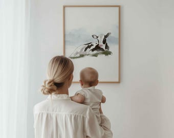 Affiche bébé vache Holstein couchée dans l’herbe | Art mural ferme et animaux | Déco chambre bébé et enfant campagne | Illustration imprimée