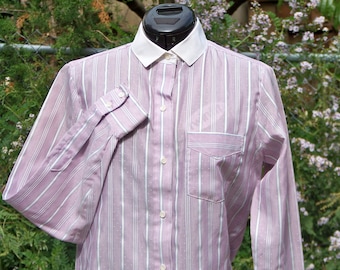 Blusa listrada branca e lavanda dos anos 1970 com gola branca vintage retrô