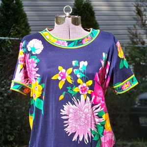1980s Oriental Flowers Bouquet on Dark Navy Top Vintage