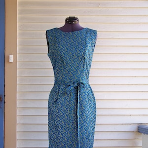 1960s Classic Sheath Metallic Gold & Turquoise Paisley Sleeveless Dress Retro Vintage