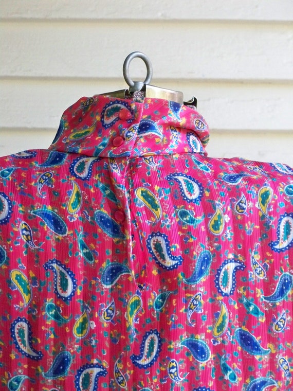 1980s Raspberry & Blue Paisley High Neck Blouse V… - image 5