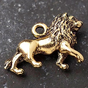 Charm Lion en or, 3 dimensions, finement détaillé, breloque animal sauvage en or antique, fabriqué aux États-Unis, 21 x 16 mm