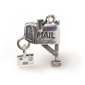 Silber Briefkasten Charm, Briefkasten mit Briefanhänger, Postzustellung, Träger, Postarbeiter Charm, hergestellt in den USA, 18 mm