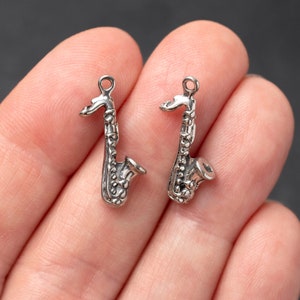 Pequeno pingente de saxofone de prata, pingente de instrumento musical de sopro, pingente de saxofonista, pingente de banda marcial, altamente detalhado, feito nos EUA, 20 mm